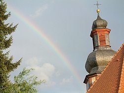 Ev. Kirche Wenkheim - mit Regenbogen - vor Turmsanierung