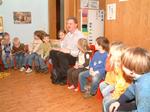 Pfr. Oliver C. Habiger erzählt im Kindergarten die Ostergeschichte (640x480, 68,8 kilobytes)